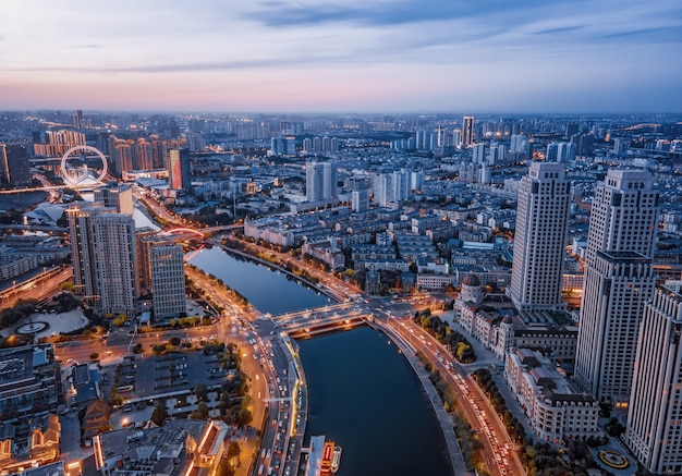 Fotografía aérea de la vista nocturna del horizonte del edificio de la ciudad de Tianjin