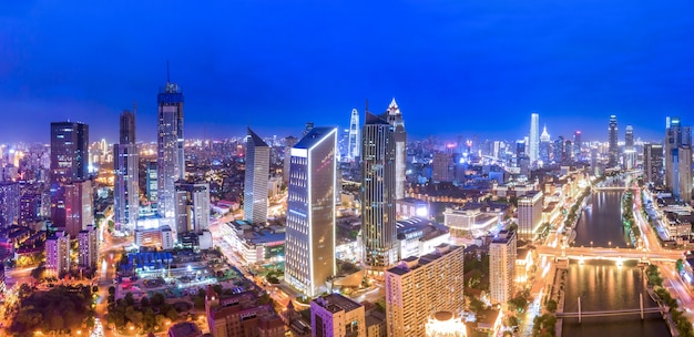 Fotografía aérea de la vista nocturna del horizonte del edificio de la ciudad de Tianjin