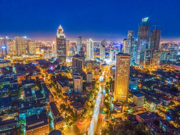 Fotografía aérea de la vista nocturna del horizonte del edificio de la ciudad de Tianjin