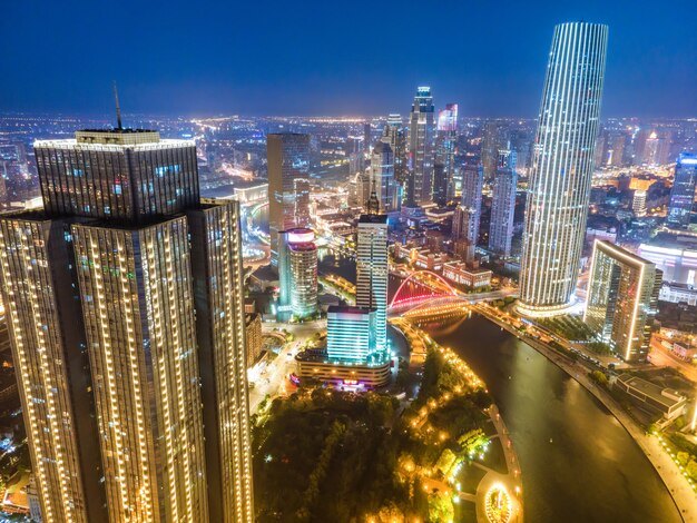 Fotografía aérea de la vista nocturna del horizonte del edificio de la ciudad de Tianjin