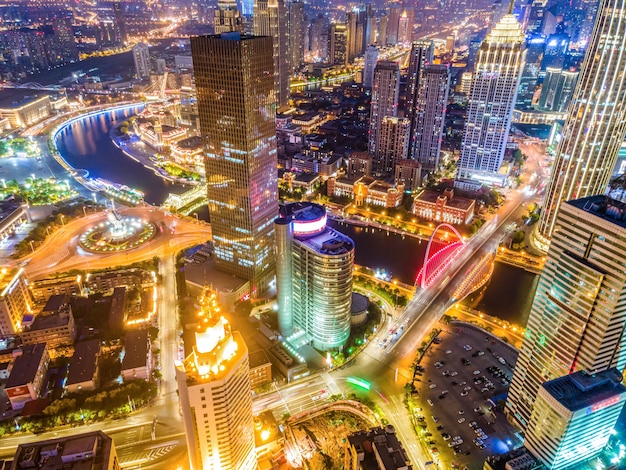 Fotografía aérea de la vista nocturna del horizonte del edificio de la ciudad de Tianjin