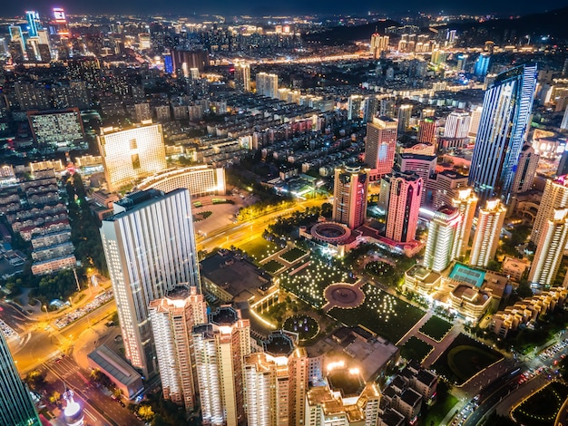 Fotografía aérea de la vista nocturna del paisaje arquitectónico de la costa de la ciudad de Qingdao