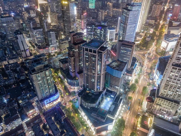 Fotografía aérea de la vista nocturna del paisaje arquitectónico moderno en Nanjing China