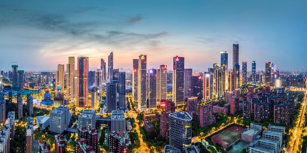 Fotografía aérea de la vista nocturna del paisaje arquitectónico moderno en Nanjing China