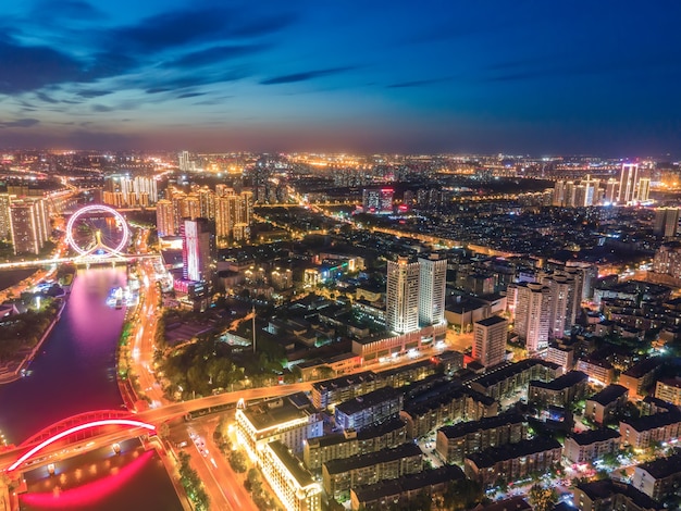 Fotografía aérea de la vista nocturna del paisaje de la arquitectura urbana de Tianjin