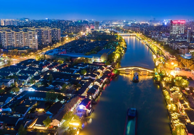 Fotografía aérea vista nocturna del puente Gongchen en la ciudad antigua de Tangqi Hangzhou