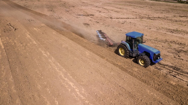 Foto fotografía aérea de la vista superior del campo de arado del tractor con drone