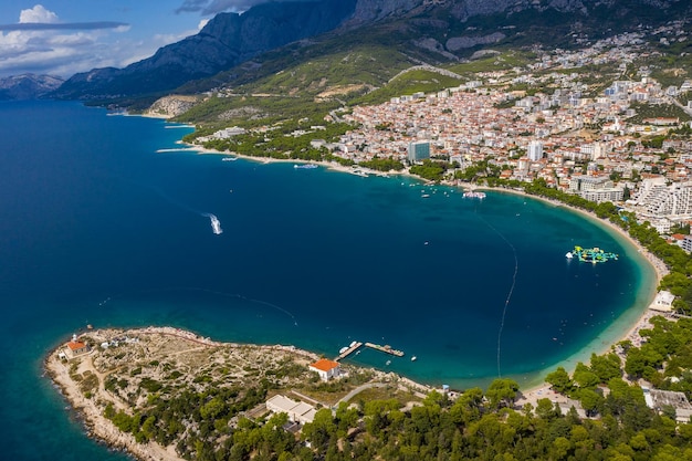 Fotografia aéreaBela costa de uma vista de pássaro perto da cidade de Makarska Dalmácia Croácia Makarska Riviera lugar famoso e turístico na Europa