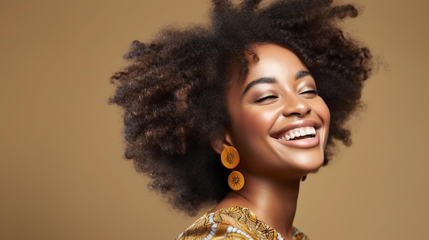 Fotografía Afro belleza sonriente bonita mujer afro para conceptos de belleza