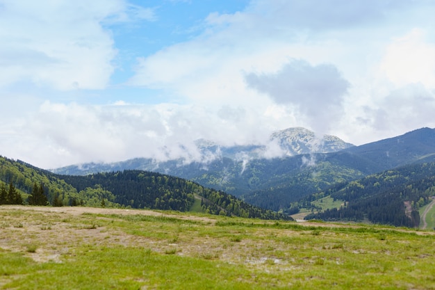 Foto fotografía al aire libre del hermoso paisaje de montaña, con vista atmosférica, lugar perfecto para el tiempo libre activo, aire fresco