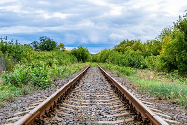 Fotografía al tema de la vía férrea después de pasar el tren en el ferrocarril