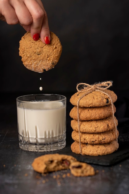 Fotografia alimentar de biscoitos de aveia e copo de leite