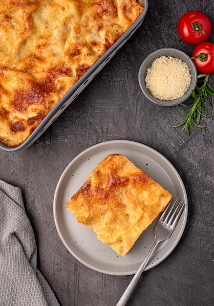 Fotografia alimentar de lasanha caçarola queijo molho de tomate parmesão massa italiana moída