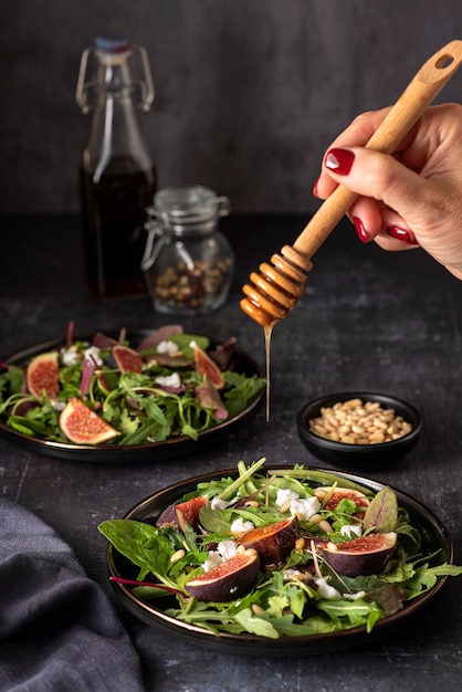 Fotografia alimentar de salada com figos de queijo de cabra e mel