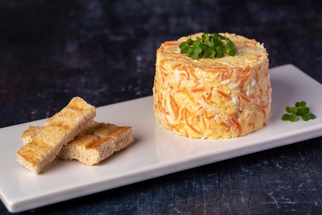 Fotografia alimentar de salada de queijo com torradas