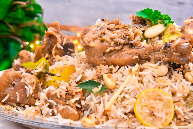 Fotografía de alimentos de arroz y carne con diferentes especias (Lucknowi Biryani)