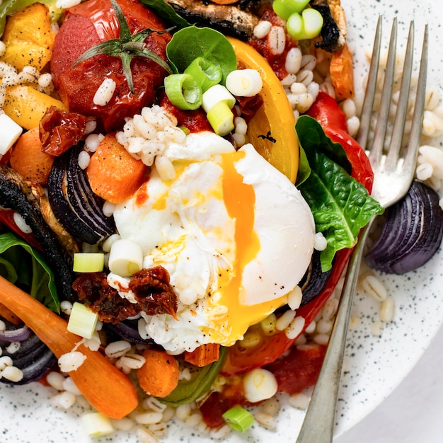 Fotografía de alimentos de cebada con verduras asadas y huevo escalfado