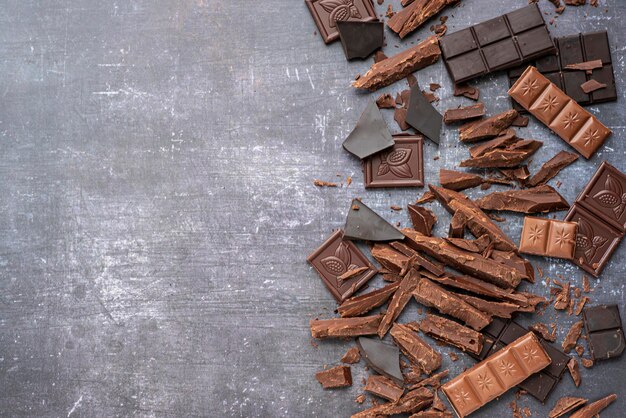 Fotografía de alimentos de chocolate, flat lay, leche y chocolate negro.