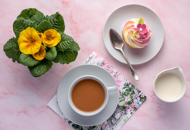 Fotografía de alimentos de cupcakes muffins té con leche