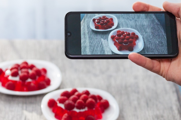 Fotografía de alimentos de gelatina de frutas con frambuesas. Foto de comida casera para redes sociales.