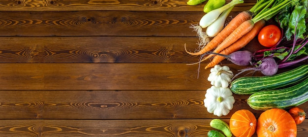 Fotografía de alimentos de varias verduras en el fondo de la mesa de madera Espacio para copiar