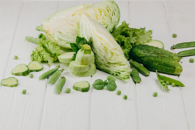 Fotografía de alimentos. Verduras verdes en una pizarra blanca