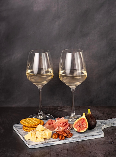 Fotografía de alimentos de vino blanco queso parmesano higo prosciutto galleta de nuez chardonnay sauvignon