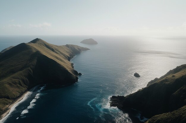 Fotografía de alto ángulo de colinas de diferentes tamaños que rodean el océano tranquilo