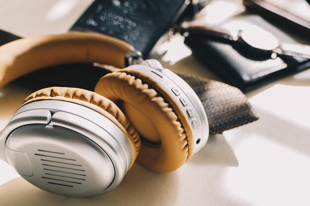Fotografía de alto ángulo de un concepto moderno de accesorios masculinos para negocios y estilo de vida