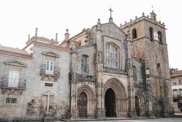 Fotografía en bajo ángulo de la Catedral de Lamego en Portugal concepto de religión