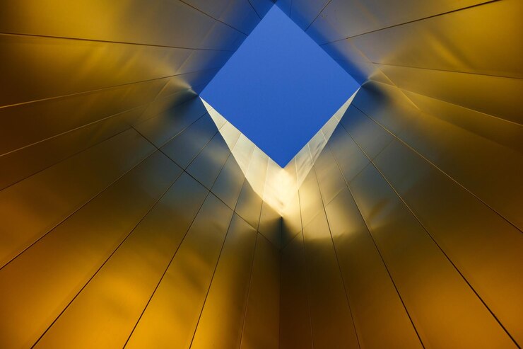 Foto fotografía de bajo ángulo de un edificio bajo un cielo despejado