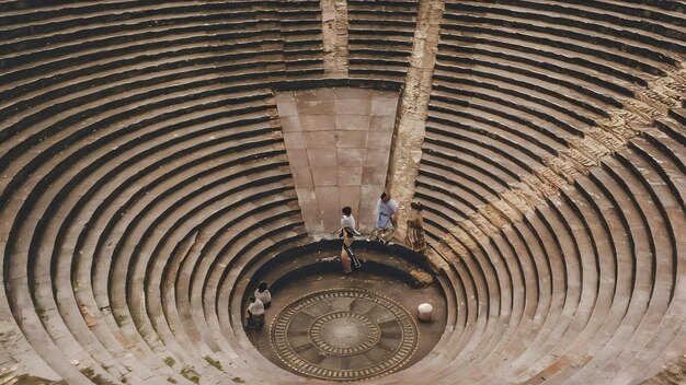 Fotografía en bajo ángulo de las escaleras de Selaron en Río de Janeiro