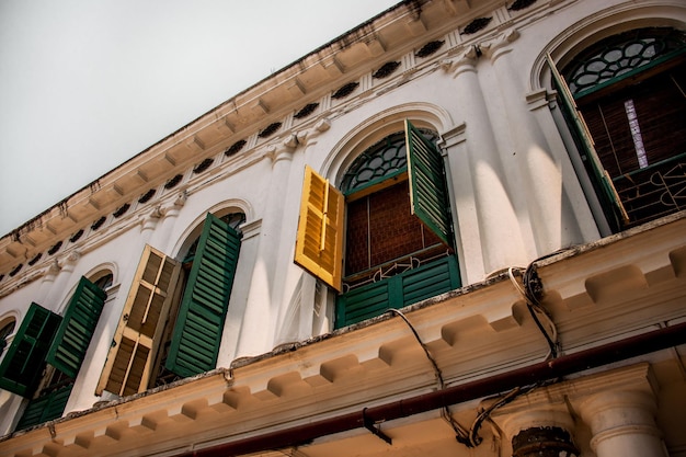 Foto fotografía de bajo ángulo de las ventanas abiertas de la casa ancestral de jorasako thakurbari en kolkata, india