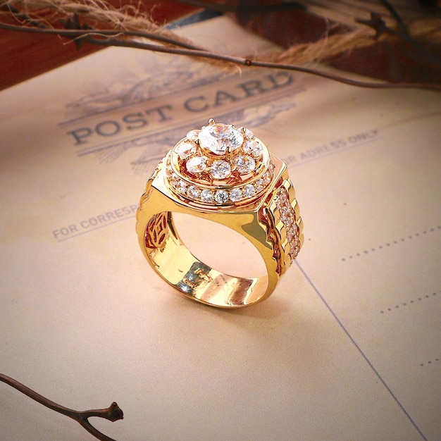 Fotografía Anillo de oro con rubí aislado sobre fondo de papel Joyas preciosas