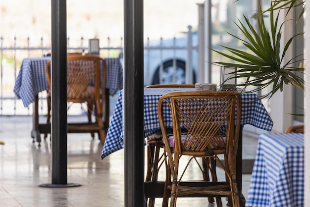 Fotografía atmosférica de verano Sillas de café de madera en la mesa café interior de la calle