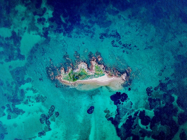 Fotografía de un avión no tripulado de una isla de Cerdeña