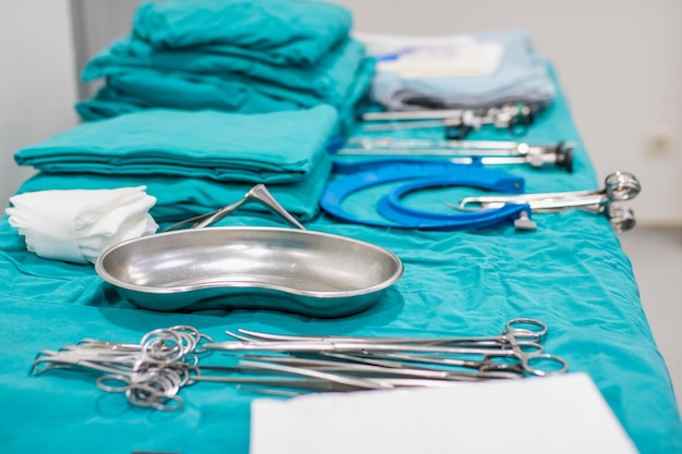 Fotografía de una bandeja de equipos quirúrgicos en una sala de operaciones