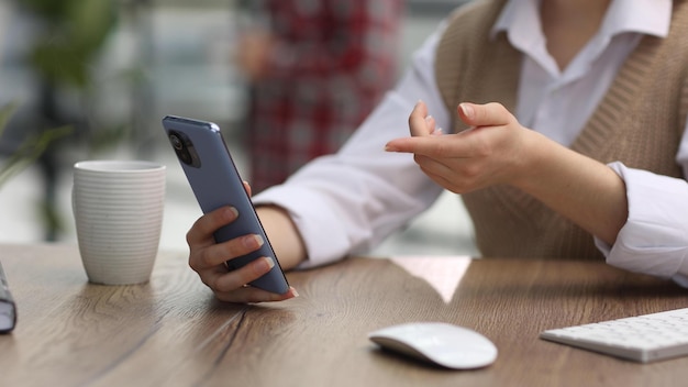 Una fotografía de un banquero jefe chateando en un teléfono inteligente discutiendo cuestiones contractuales y organizacionales