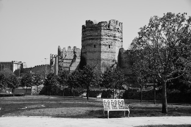 Fotografía en blanco y negro Antiguas torres de piedra de la fortaleza Plaza de la ciudad