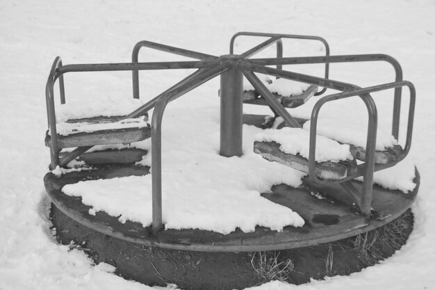 Fotografía en blanco y negro Carrusel vacío en la nieve Epidemia