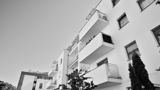 Una fotografía en blanco y negro de un edificio con un cartel que dice "campamento" en la parte superior.