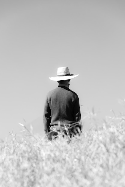 Foto fotografía en blanco y negro de un hombre misterioso con sombrero