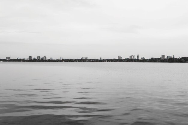 Fotografía en blanco y negro del horizonte de chicago al estilo de paisajes realistas