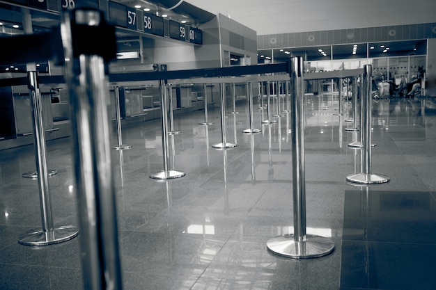 Foto fotografía en blanco y negro de la línea de facturación en el aeropuerto