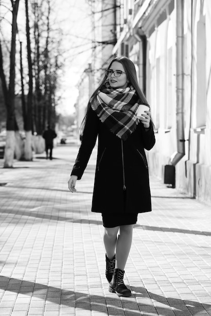 Fotografía en blanco y negro de una niña en un paseo