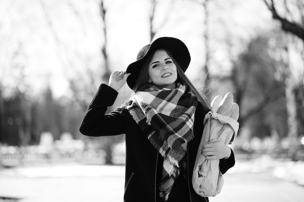 Fotografía en blanco y negro de una niña en un paseo