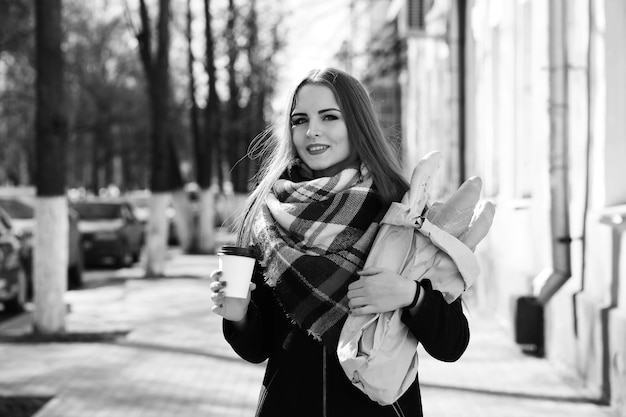 Fotografía en blanco y negro de una niña en un paseo