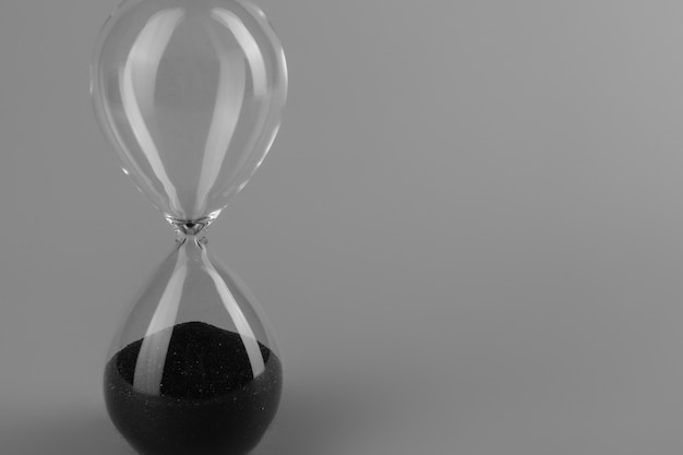 Fotografía en blanco y negro de reloj de arena de cerca