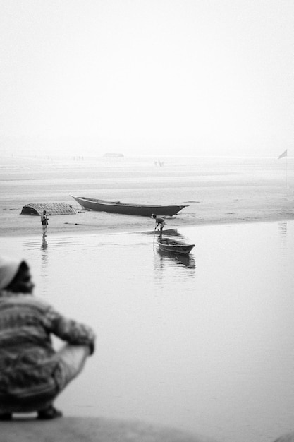 Foto fotografía en blanco y negro de un río de bangladesh