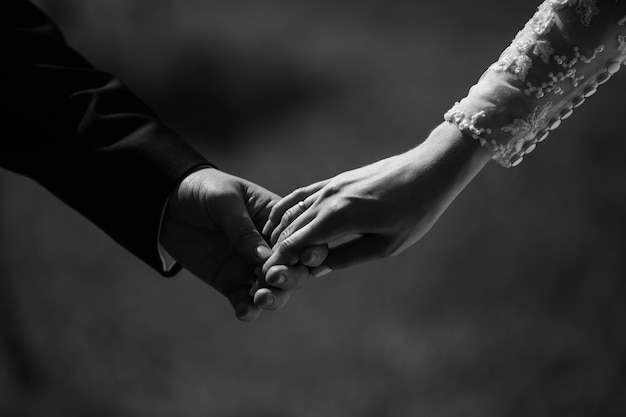 Fotografía de boda en blanco y negro de novios